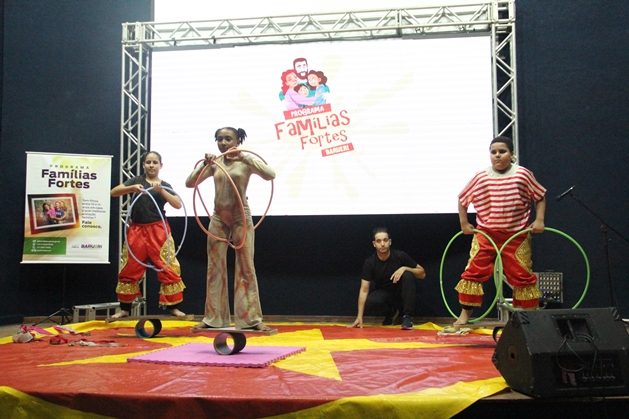  Barueri forma novas turmas do programa Famílias Fortes e recebe prêmio em Brasília