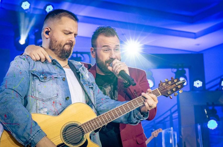  Julio & Gustavo lançam a primeira música do DVD “Estralando Sofrência”