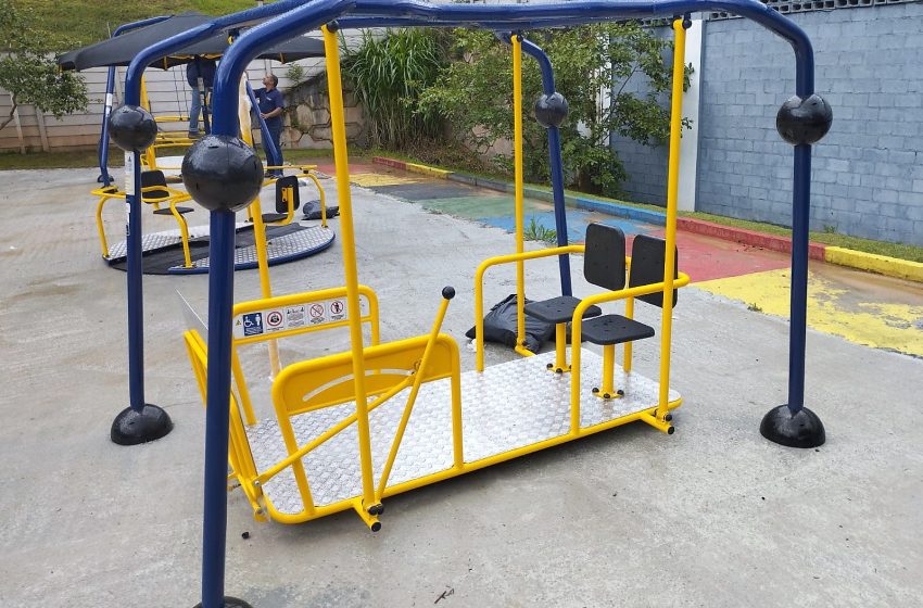  Jandira instala 6 novos brinquedos adaptados para PcD