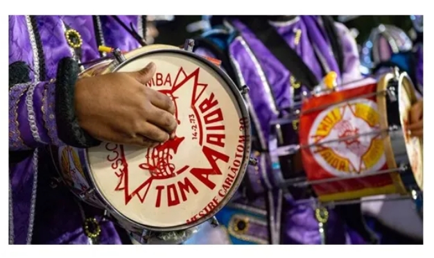  Acidente com guindaste deixa quatro feridos em barracão de escola de samba em SP, Tom Maior.