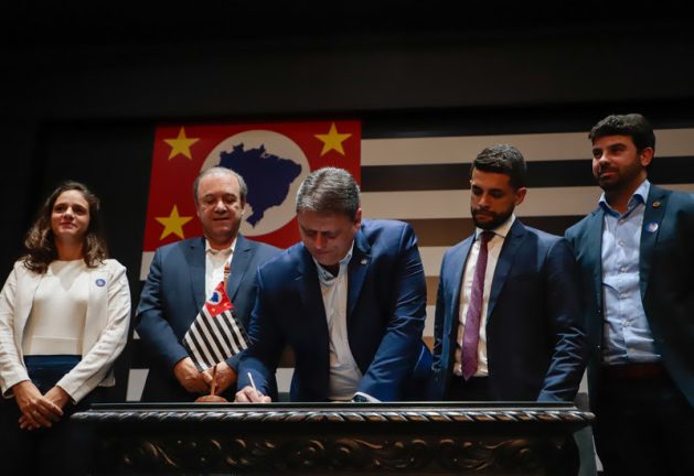  Tarcísio sanciona Lei que oferece remédios à base da cannabis pelo SUS no estado