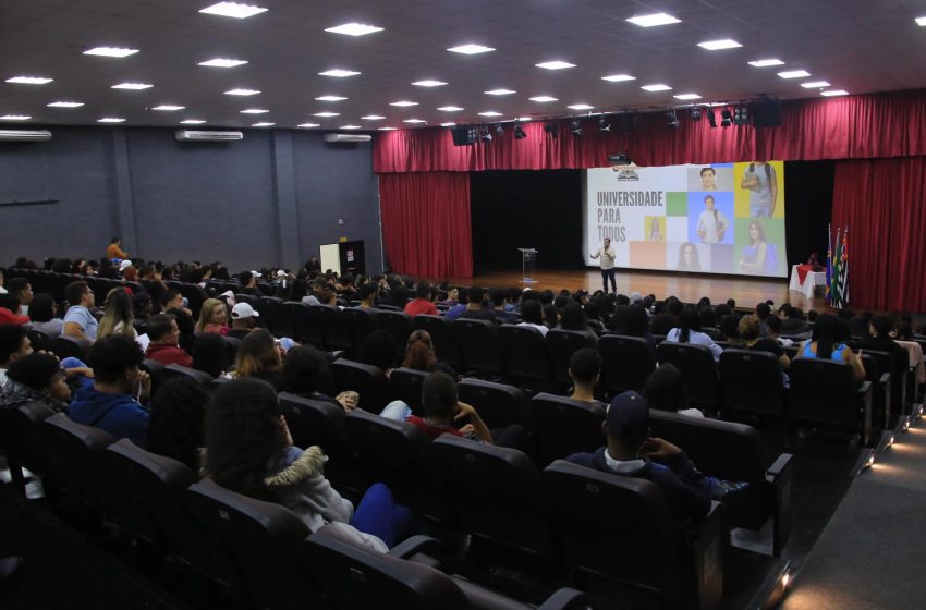  Alunos de Santana de Parnaíba participam de palestra para ingresso em faculdades