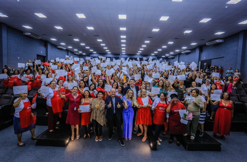  Cerca de 400 munícipes recebem certificados de cursos profissionalizantes da Secretaria da Mulher e Família de Santana de Parnaíba