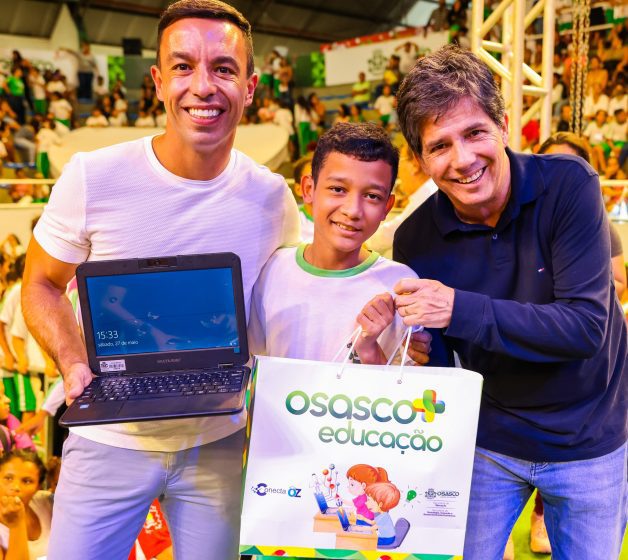  Notebooks com conectividade são entregues a alunos da rede municipal de Osasco