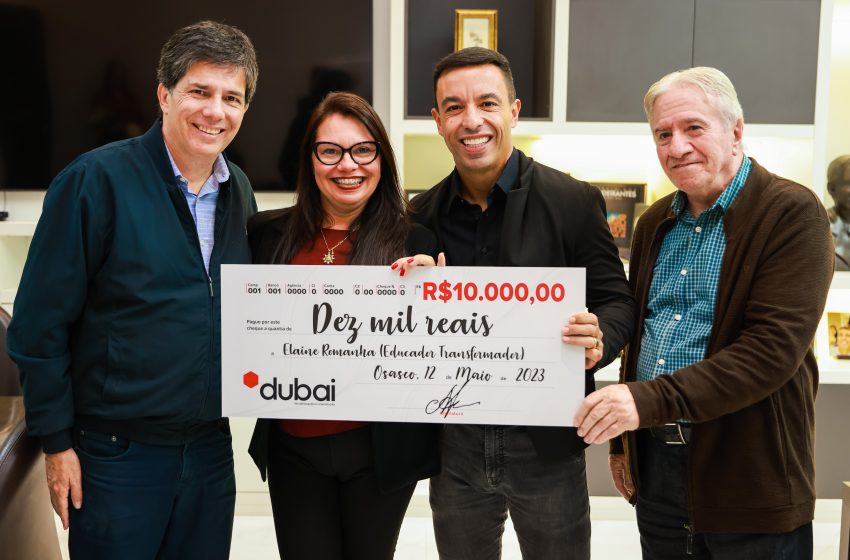  Prefeito homenageia professora premiada por projeto da EJA  