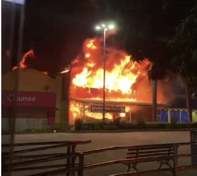  Incêndio atinge lojas Big e Banco no Centro de Barueri