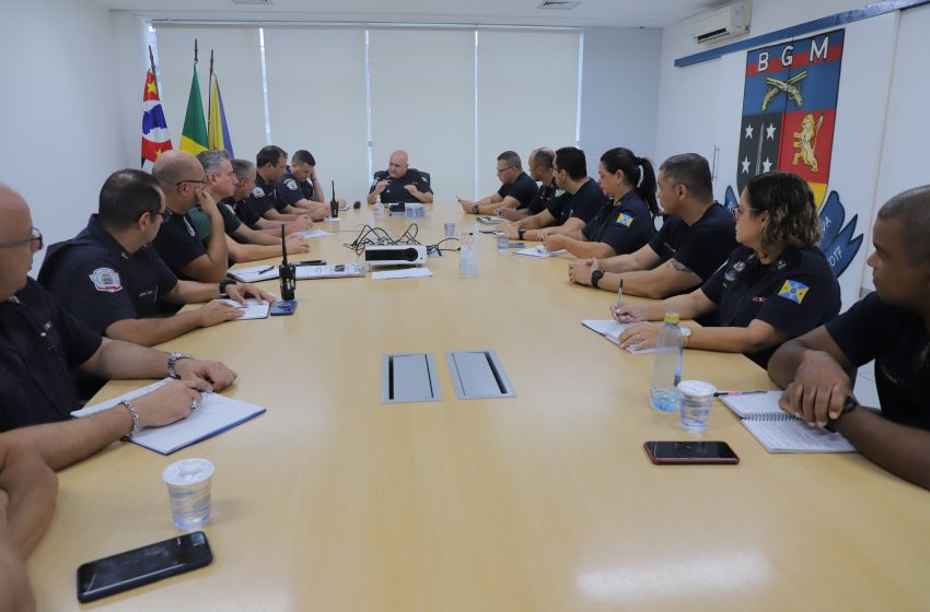 Primeira turma da Guarda de Barueri faz 28 anos e agentes destacam a evolução da corporação