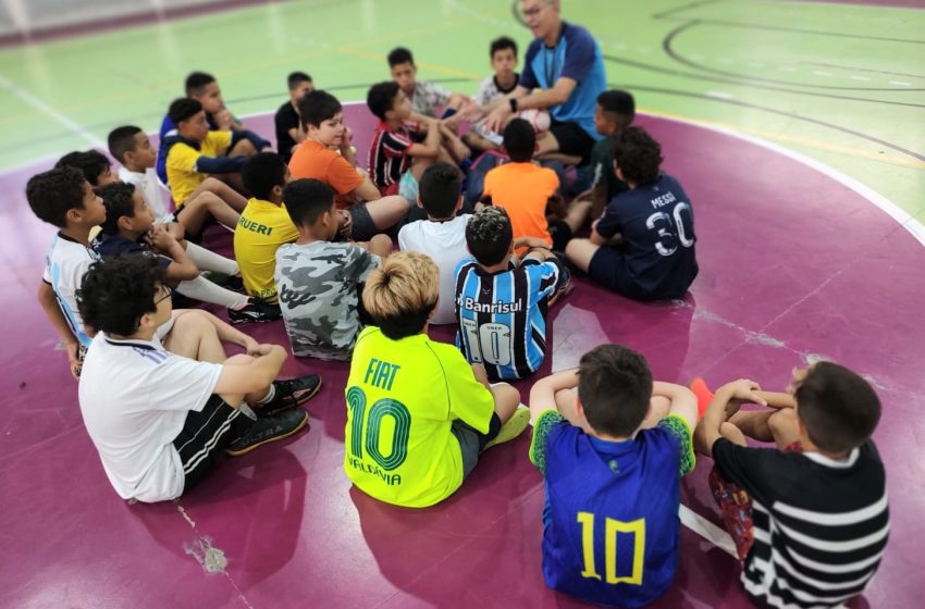  Barueri trabalha temas educativos para combater o excesso de celular e videogames