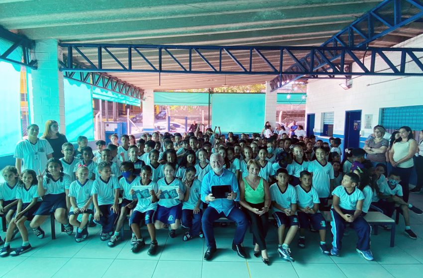  Alunos do ensino fundamental de Vargem Grande Paulista recebem tablets