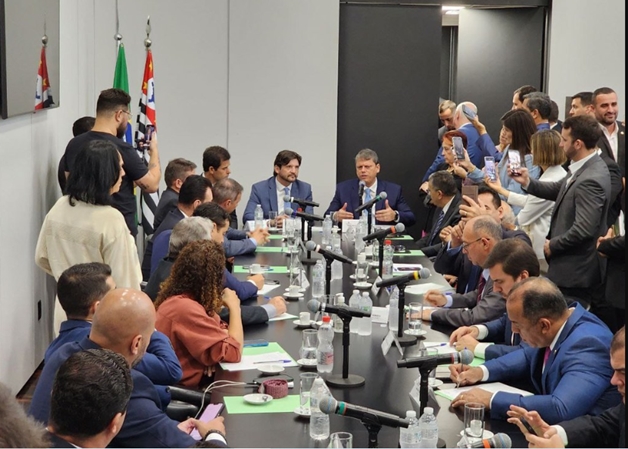  Em visita à Alesp, governador entrega proposta de aumento salarial das Polícias Militar e Civil
