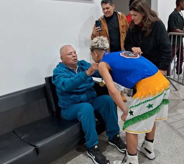  Adilson Maguila comemora aniversário ao lado dos alunos do projeto social