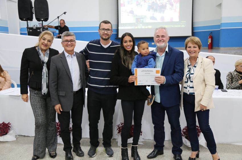  Prefeito Josué Ramos entrega certificados dos cursos de iniciação profissional