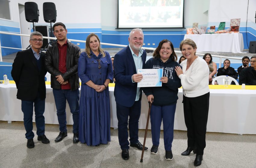  Josué Ramos entrega certificados dos cursos de iniciação profissional em Vargem Grande Paulista