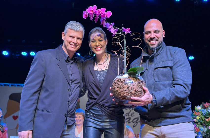  Gabi Pessoa recebe prêmio Mulher Destaque 2023