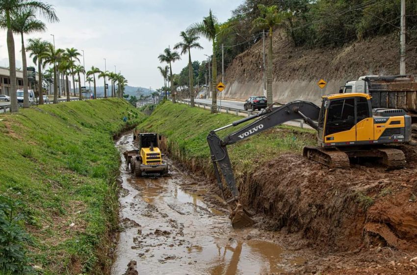  Operação Chuvas de Verão realiza limpeza de córregos e galerias no município de Santana de Parnaíba