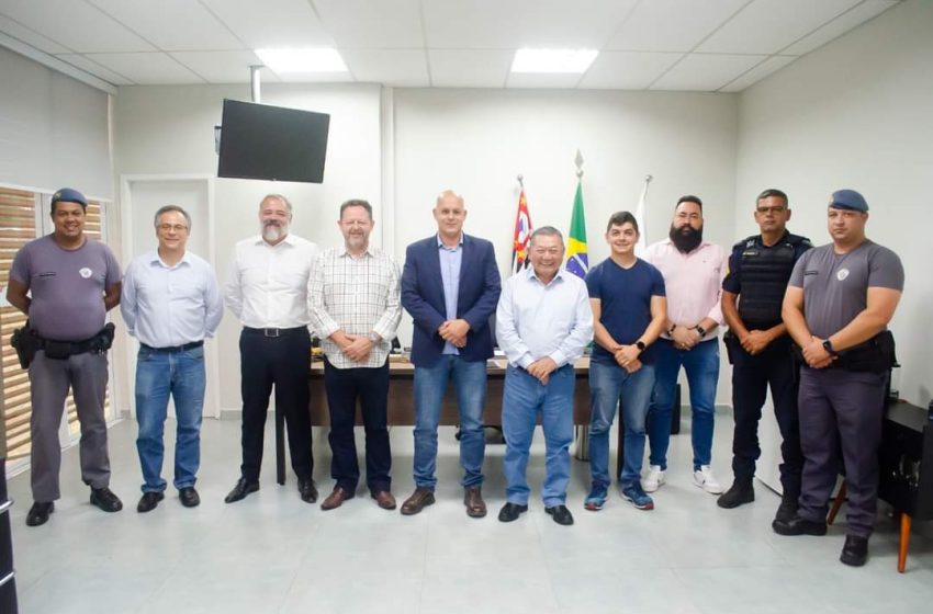  Doutor Sato recebe autoridades em seu gabinete para debater a segurança pública de Jandira