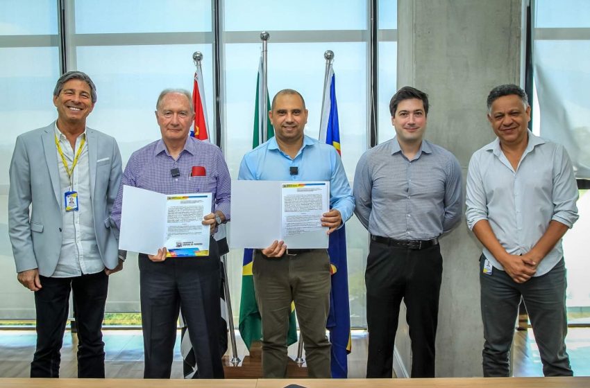  Prefeito Marcos Tonho assina termo de adesão para instalação de nova fábrica em Santana de Parnaíba