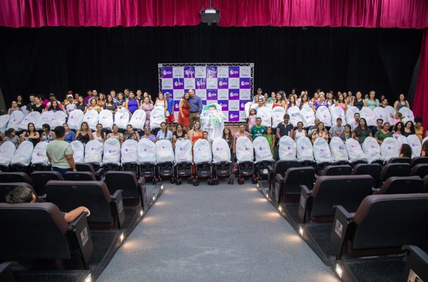  Prefeito Marcos Tonho entrega 134 novos kits do Programa Mãe Parnaibana