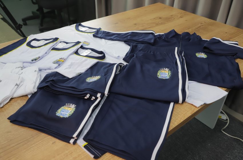  Barueri distribuirá 70 mil uniformes e kits escolares 