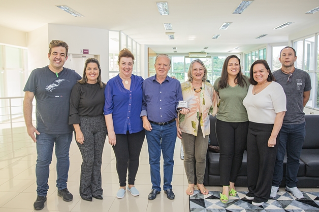  Barueri recebe troféu do governo estadual por alfabetização bem-sucedida na rede 