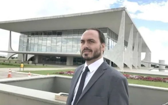  PF apreende caneta espiã de Carlos Bolsonaro, mas esquece equipamento de agentes