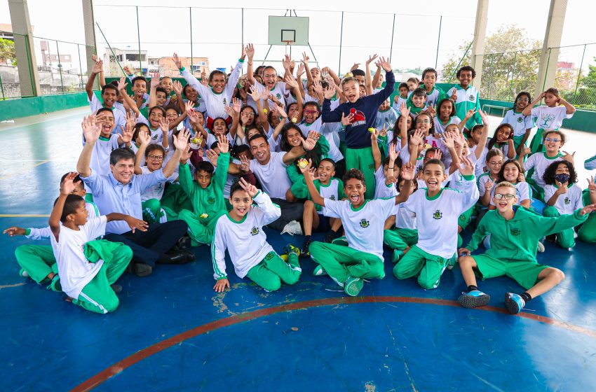  Osasco inicia entrega de notebooks a alunos do 3º ano da rede municipal