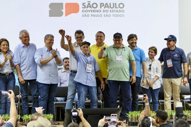  Governador visita estandes e entrega títulos rurais, poços profundos e tratores na Agrishow