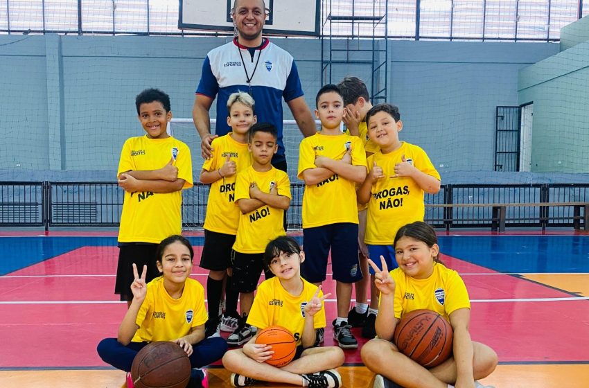  Alunos das Escolas de Esportes recebem novos uniformes em Barueri