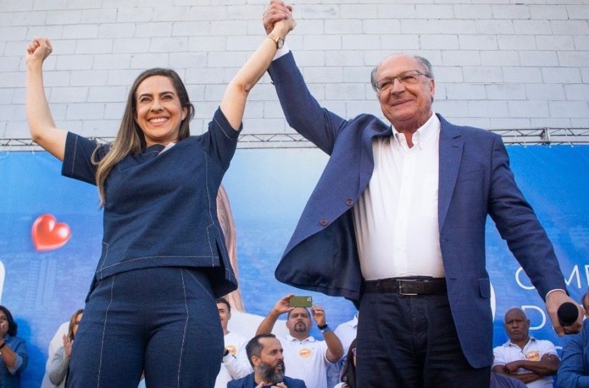 Camila Godoi, ao lado do vice-Presidente da República, Geraldo Alckmin, assume o compromisso de zerar a fila de espera para vaga de creches em Itapevi