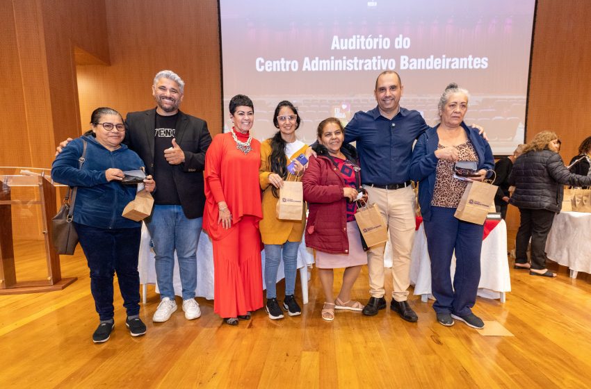  Santana de Parnaíba entrega mais 200 óculos de grau a moradores da cidade 