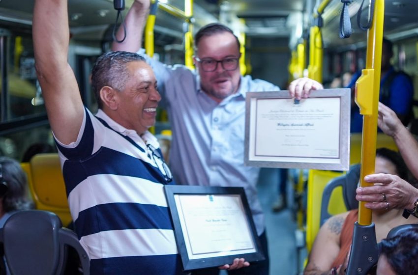  Pela 1° vez no Brasil, um prefeito recebe o diploma dentro de Ônibus junto da população