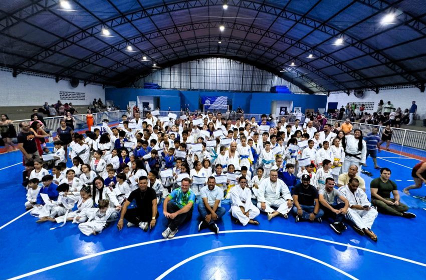  Cerimônia de troca de faixa de judô emociona alunos e celebra o espírito de superação entre eles em Jandira