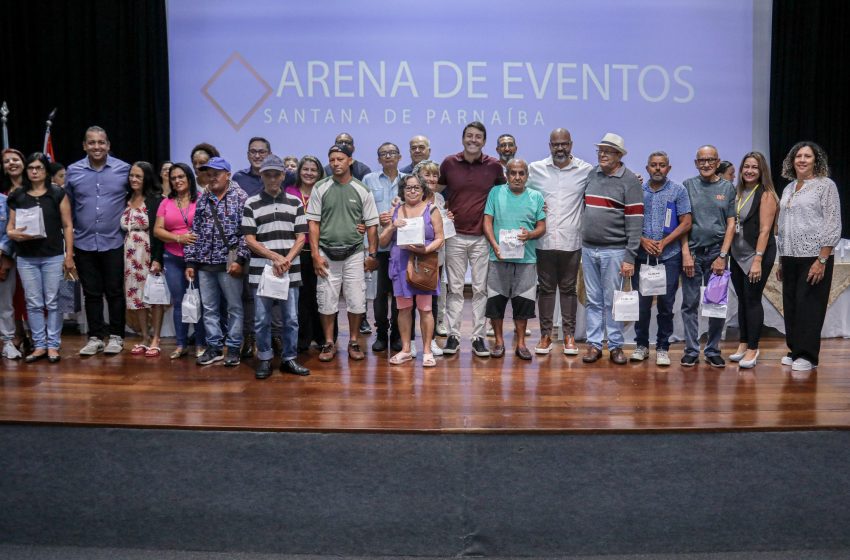  Prefeito Elvis Cezar entrega 90 aparelhos auditivos a moradores atendidos pelos CRAS