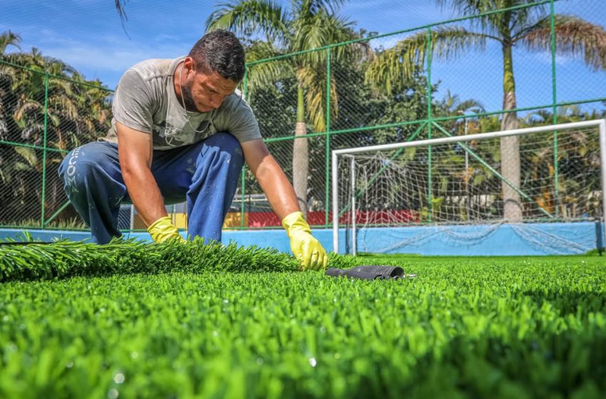  Santana de Parnaíba faz a troca de 2,5 mil m² de grama sintética de quadras da cidade