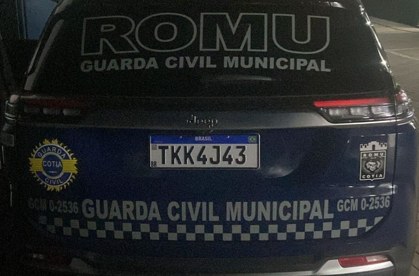  GCM de Cotia encontra e resgata bebê deixado sozinho em veículo