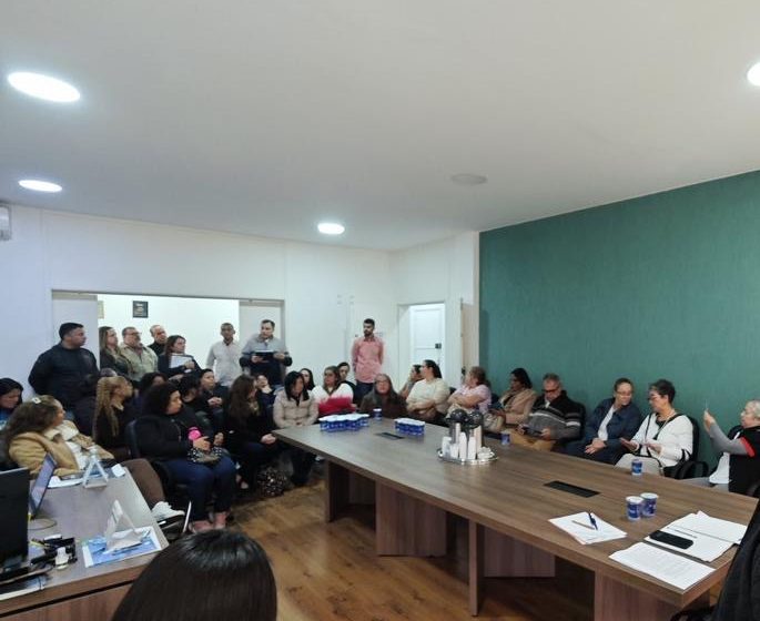  Prefeito de Ibiúna Mário Pires aumenta o salário dos professores em 24% e equipara ao piso nacional