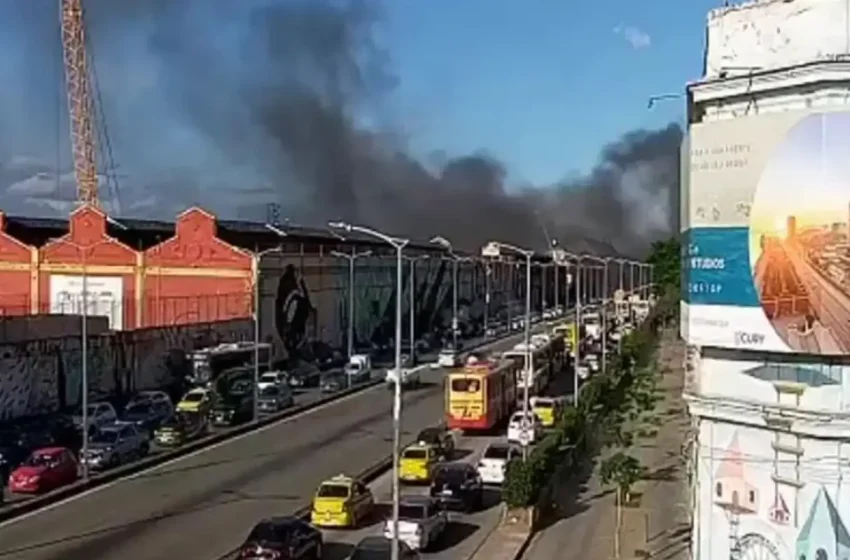  Incêndio devasta barracão de escola de samba na zona portuária do rio