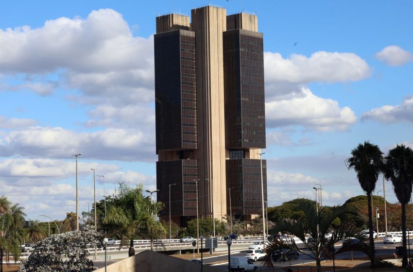  Selic permanece inalterada em 15% ao ano, decide banco central