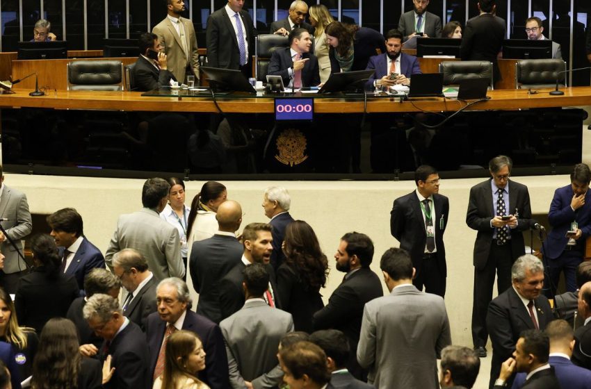  Câmara aprova projeto que dificulta aborto legal para crianças vítimas de estupro