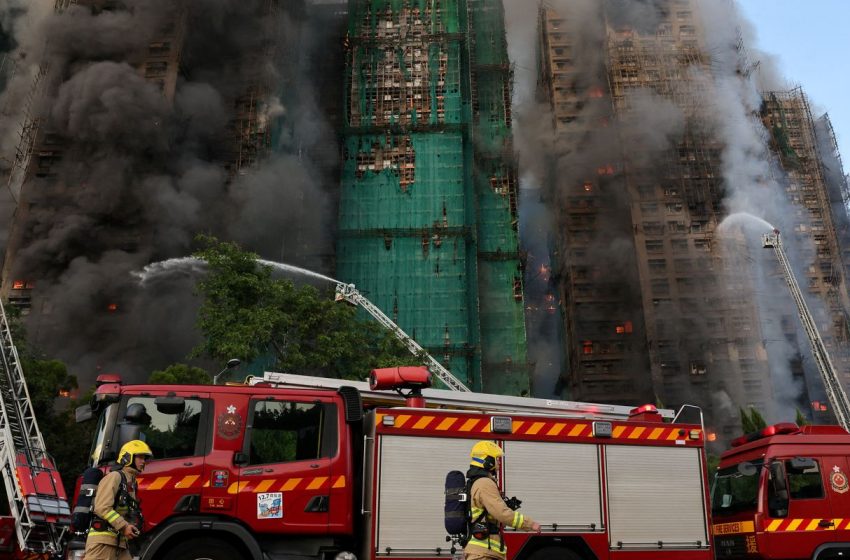  Incêndio devasta prédio em hong kong, deixando mortos e feridos