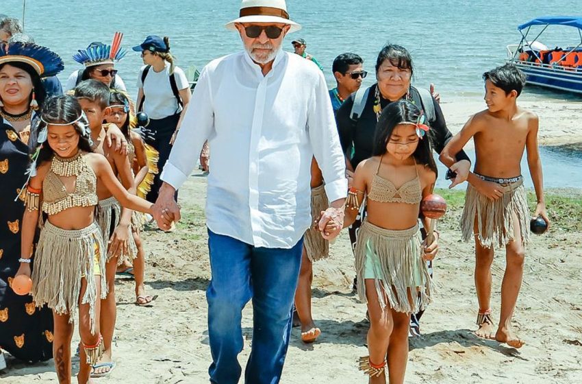 Lula promete energia e universidade para indígenas do pará
