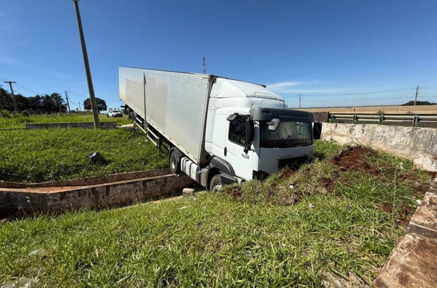  Carreta desgovernada cai em passagem de pedestres em cravinhos