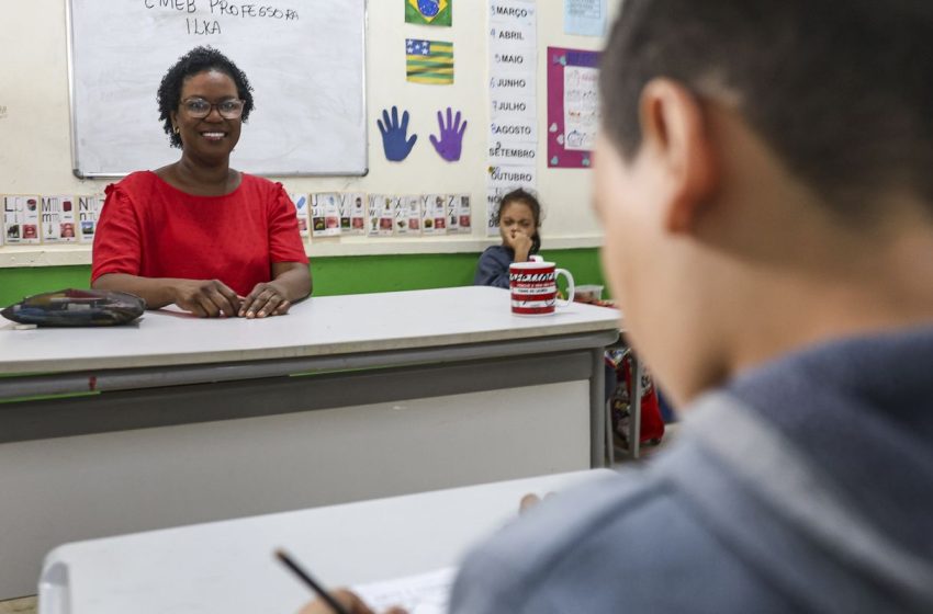  Ministério da educação lança bolsa para professores da educação básica