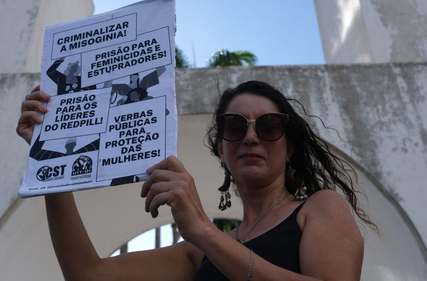  Ato nos Arcos da Lapa exige fim da violência contra mulheres e