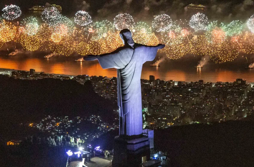  Rio se prepara para o réveillon com shows grandiosos e queima de fogos espetacular
