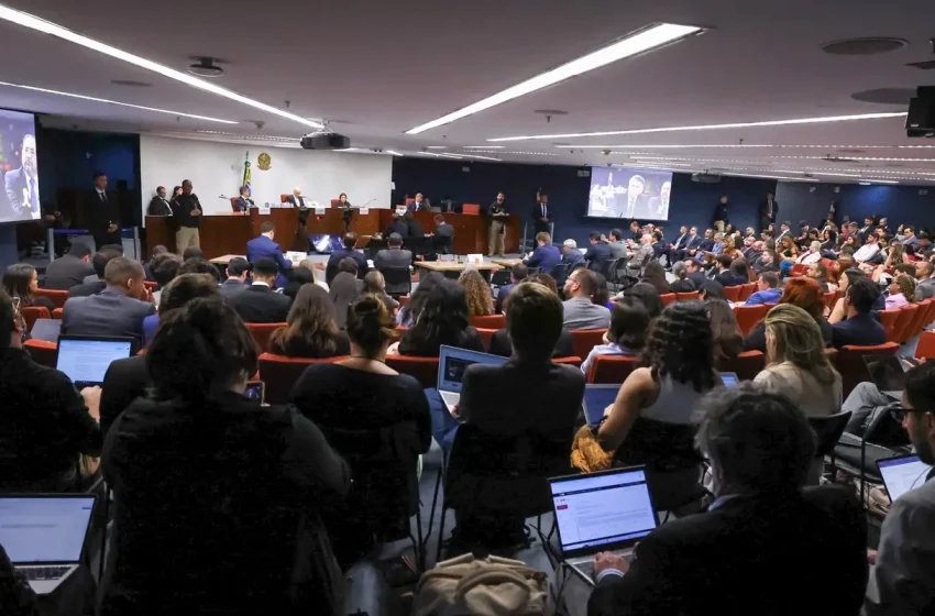  Moraes nega recurso de Bolsonaro contra condenação de 27 anos