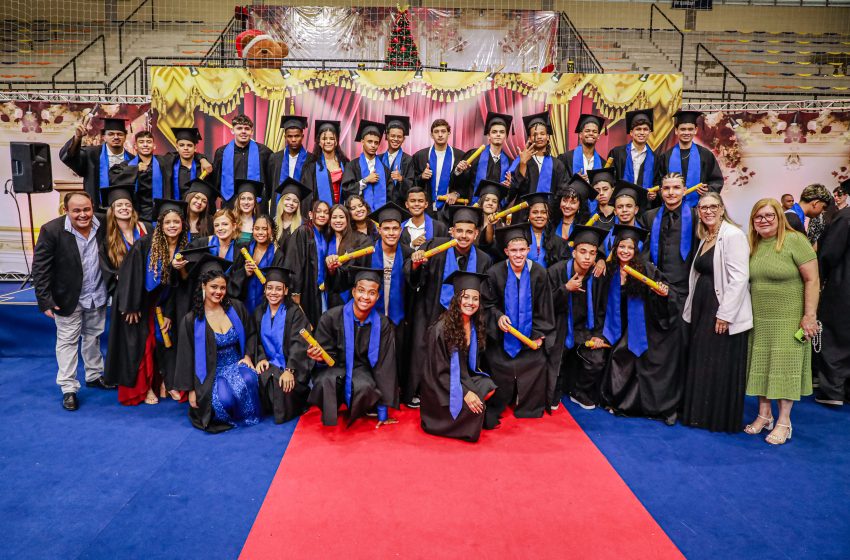  Santana de Parnaíba celebra o futuro de seus jovens talentos em formaturas memoráveis na Arena de Esportes