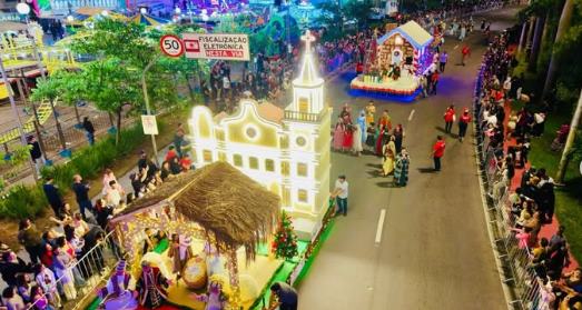  Desfile de Natal encanta Santana de Parnaíba e segue até domingo no Natal de Luz 2025