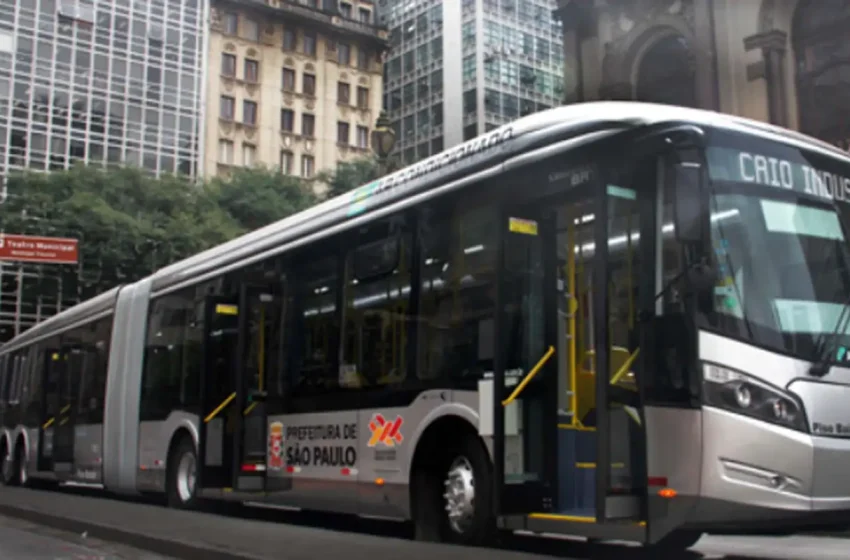  Motoristas de ônibus de São Paulo entram em greve por 13º salário