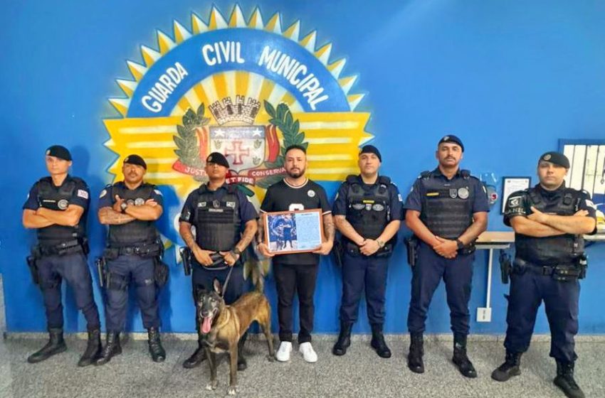  Guarda Civil Municipal homenageia o cão Zeus por serviços prestados à segurança de Cajamar
